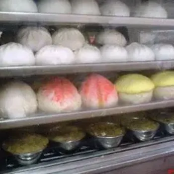 A variety of paus and 'loh mai kai'