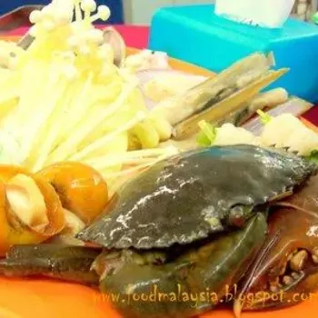 Fresh crab, mussels, mushrooms, oyster
