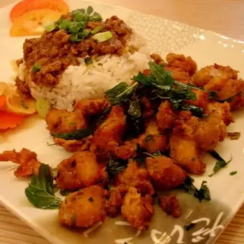 Rice with minced beef and salted fried chicken