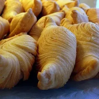 Rows of pretty shell pastry puffs