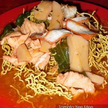 Mi Tomato (tomato kuey teow and yee mee)