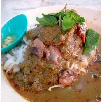 Dry Curry Flat Rice Noodle