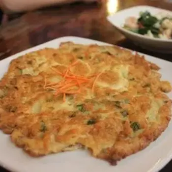 虾煎蛋 (Fried egg with prawn)
