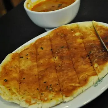 Naan with Curry Sauce