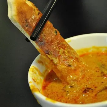 Naan with Curry Sauce