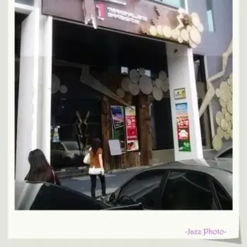 Terminal One Cafe & Pub