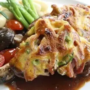 Pan-Seared Beef Fillet Mignon
1 May - 30 June 2012

Grilled beef served with gratinated onions, mushroom compote and black pepper sauce.
