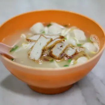 Hor Hee (Clear Soup Flat Rice Noodles)