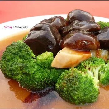 Double mushroom and broccoli in abalone sauce
