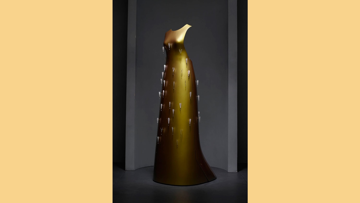 WEB 11 Kaikoku Floating Dress Hussein Chalayan Autumn2011