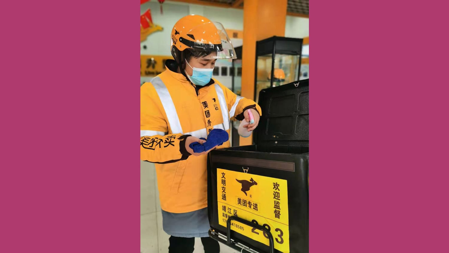 WEB rider cleans food boxes