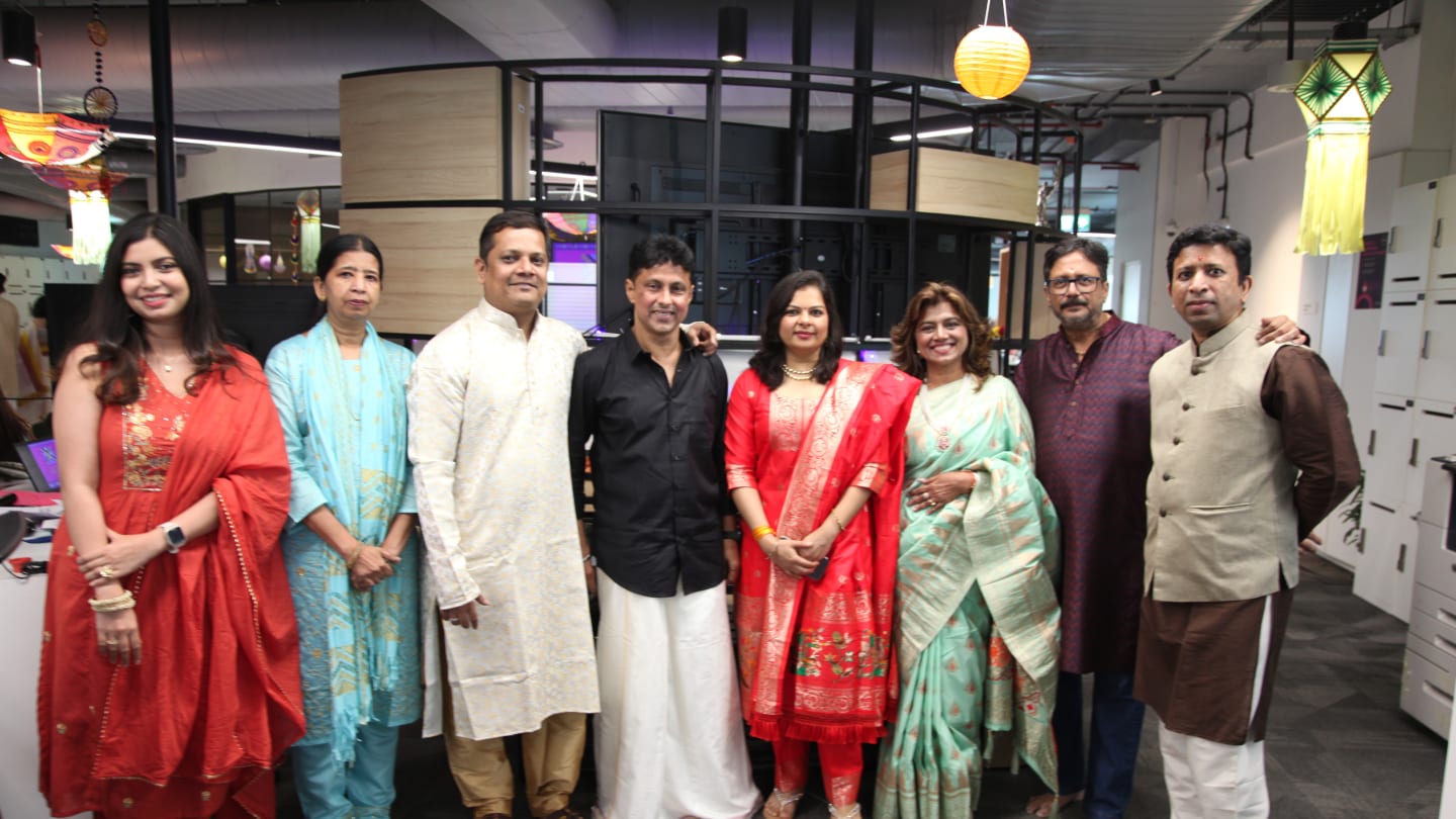 VML India Mumbai employees posing together during the Diwali 2025 office celebration in festive traditional attire.