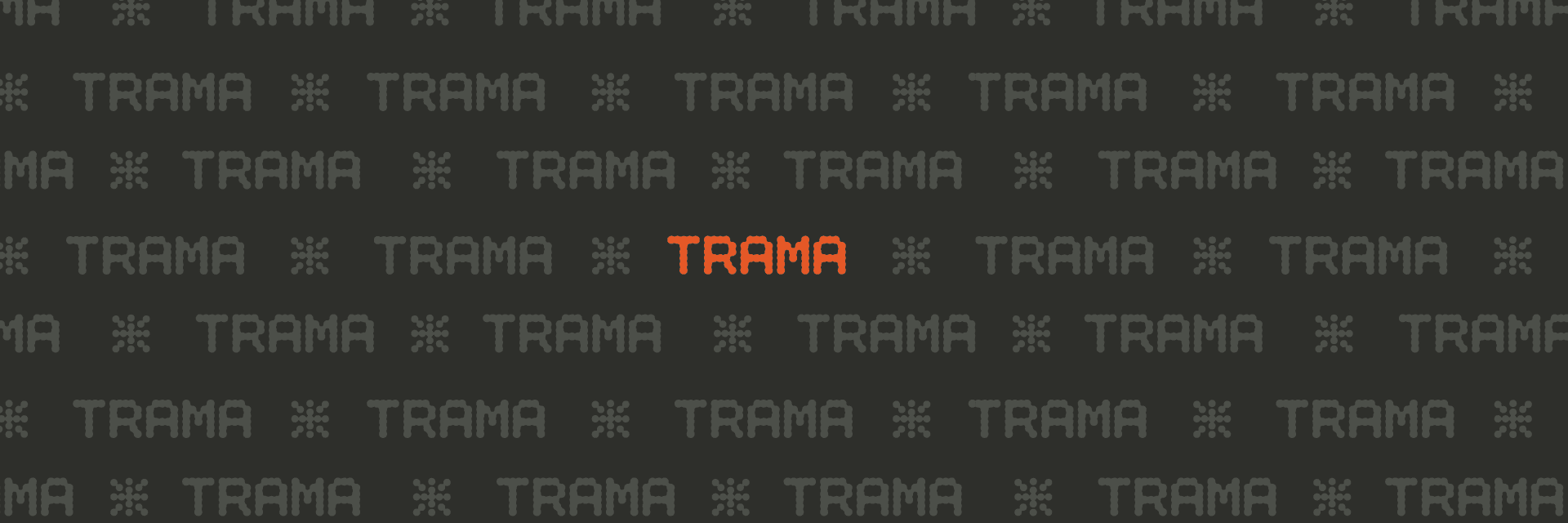Fondo oscuro con un patrón repetido de la palabra “TRAMA” en gris, donde una versión central resalta en color naranja.