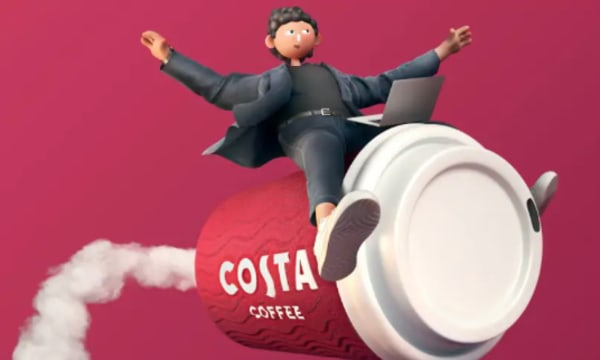 卡通人物坐在外卖Costa咖啡杯上，膝上放着笔记本电脑