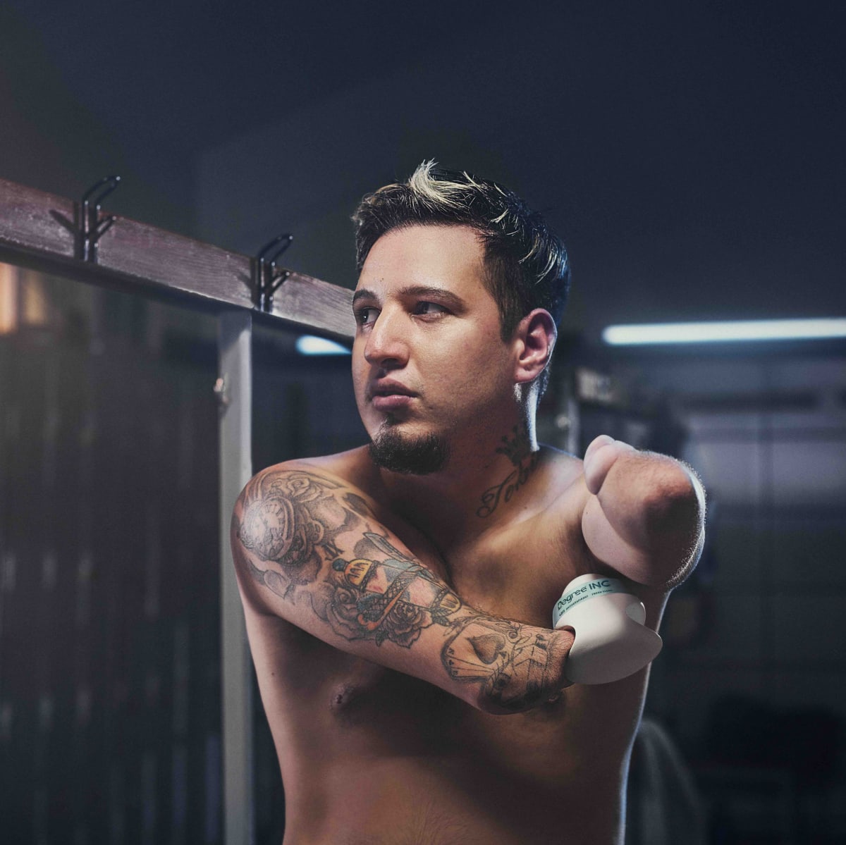 man with disability using REXONA DEGREE deodorant