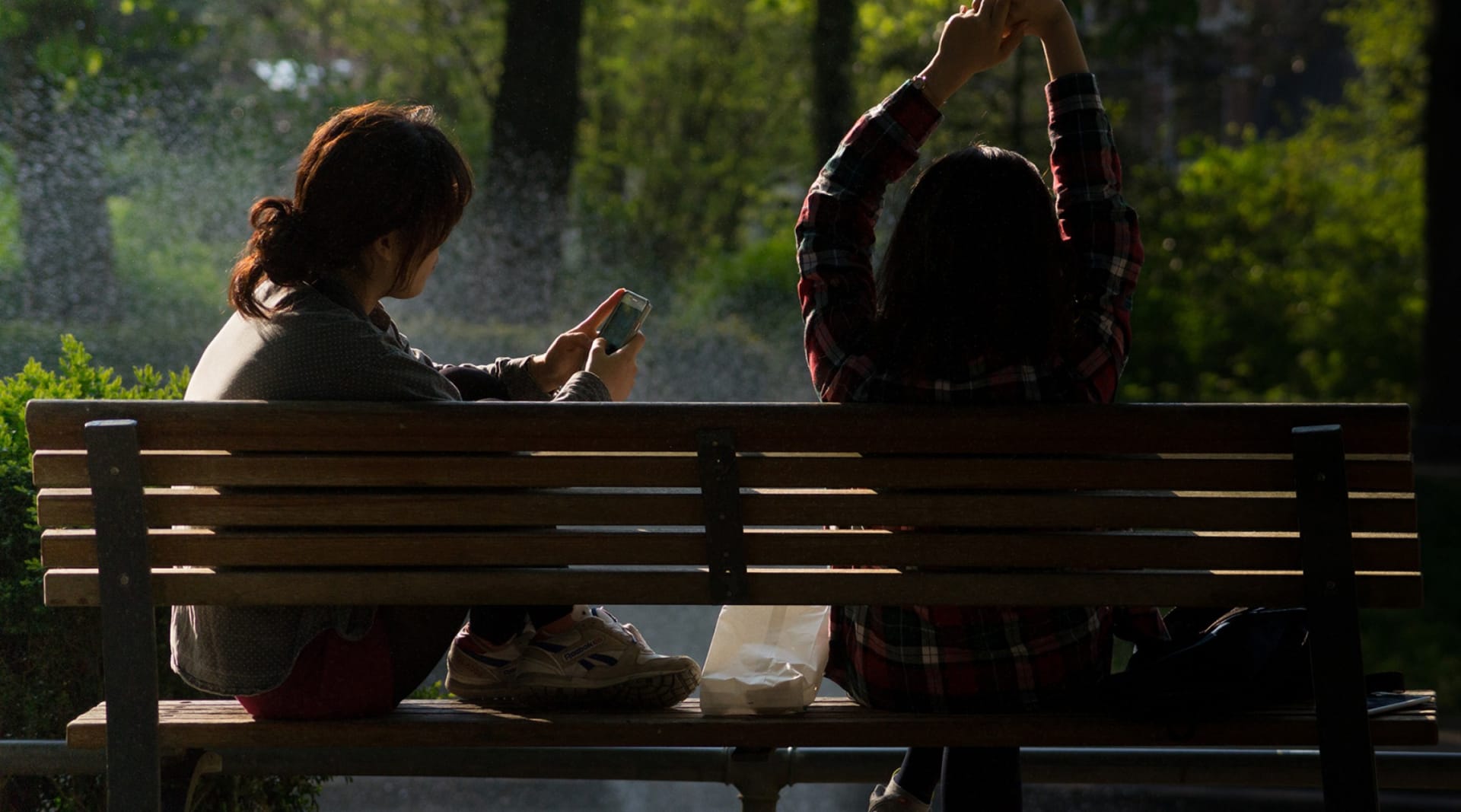 WEB bench people smartphone sun