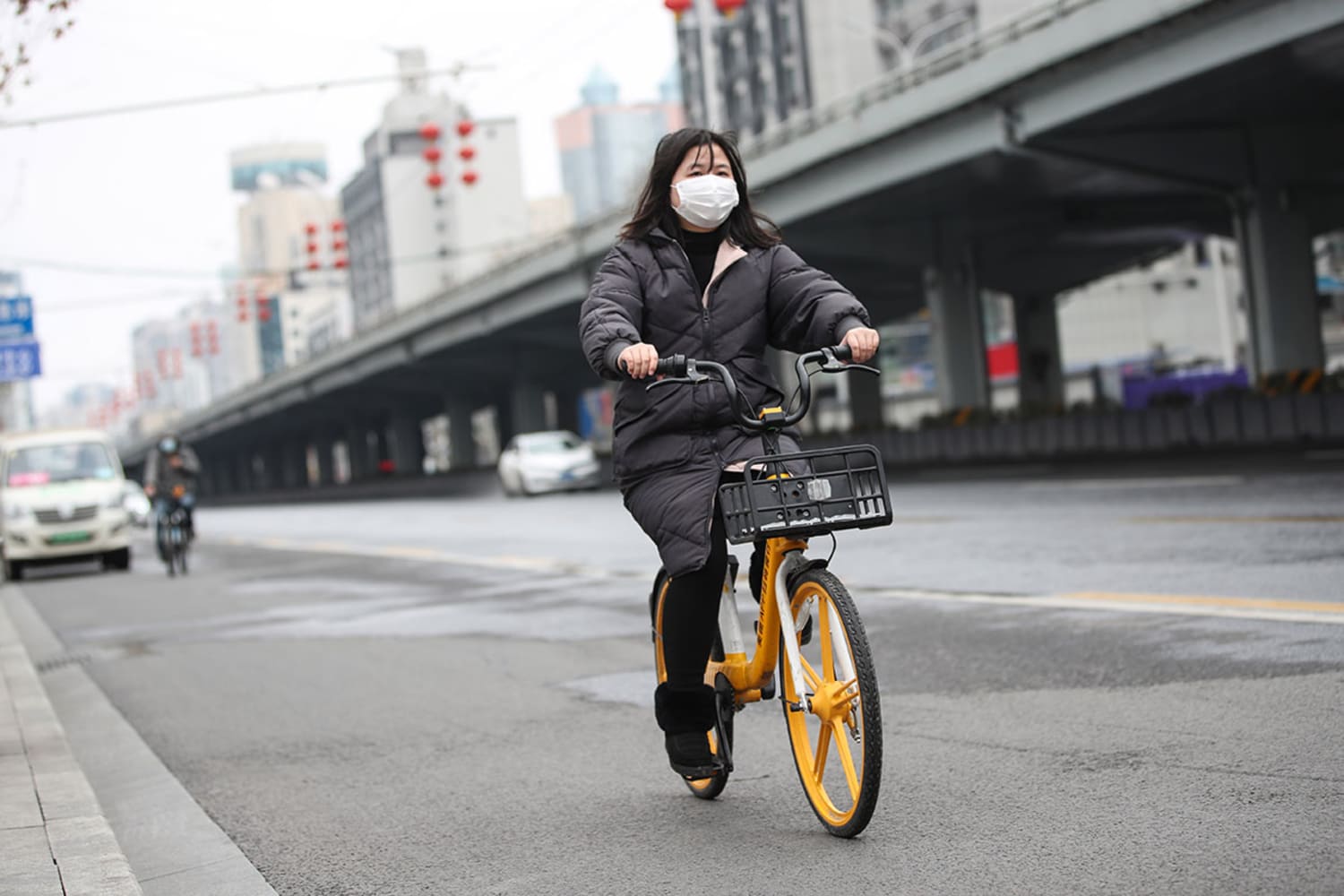 WEB A Wuhan resident on a Meituan bike