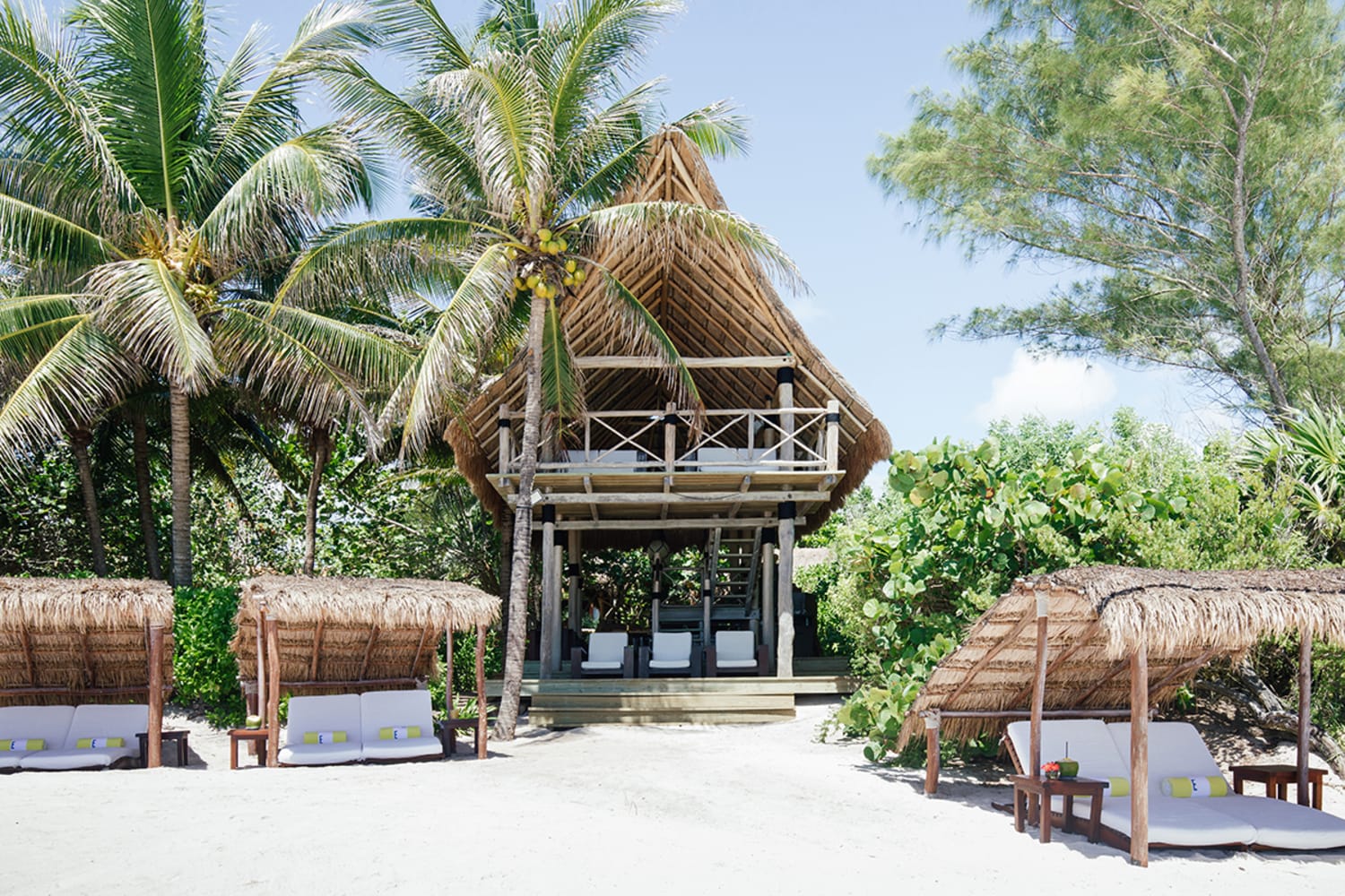 WEB HE 02 beach bar