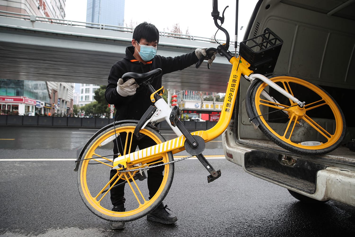 WEB Meituan Bikes dispatch around Wuhan hospitals