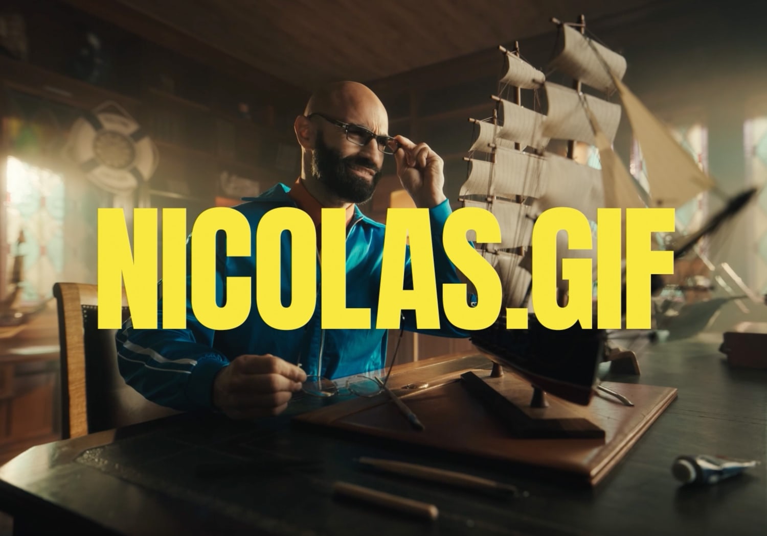 Image of Nicolás wearing glasses and other pair in his right hand holiding them.