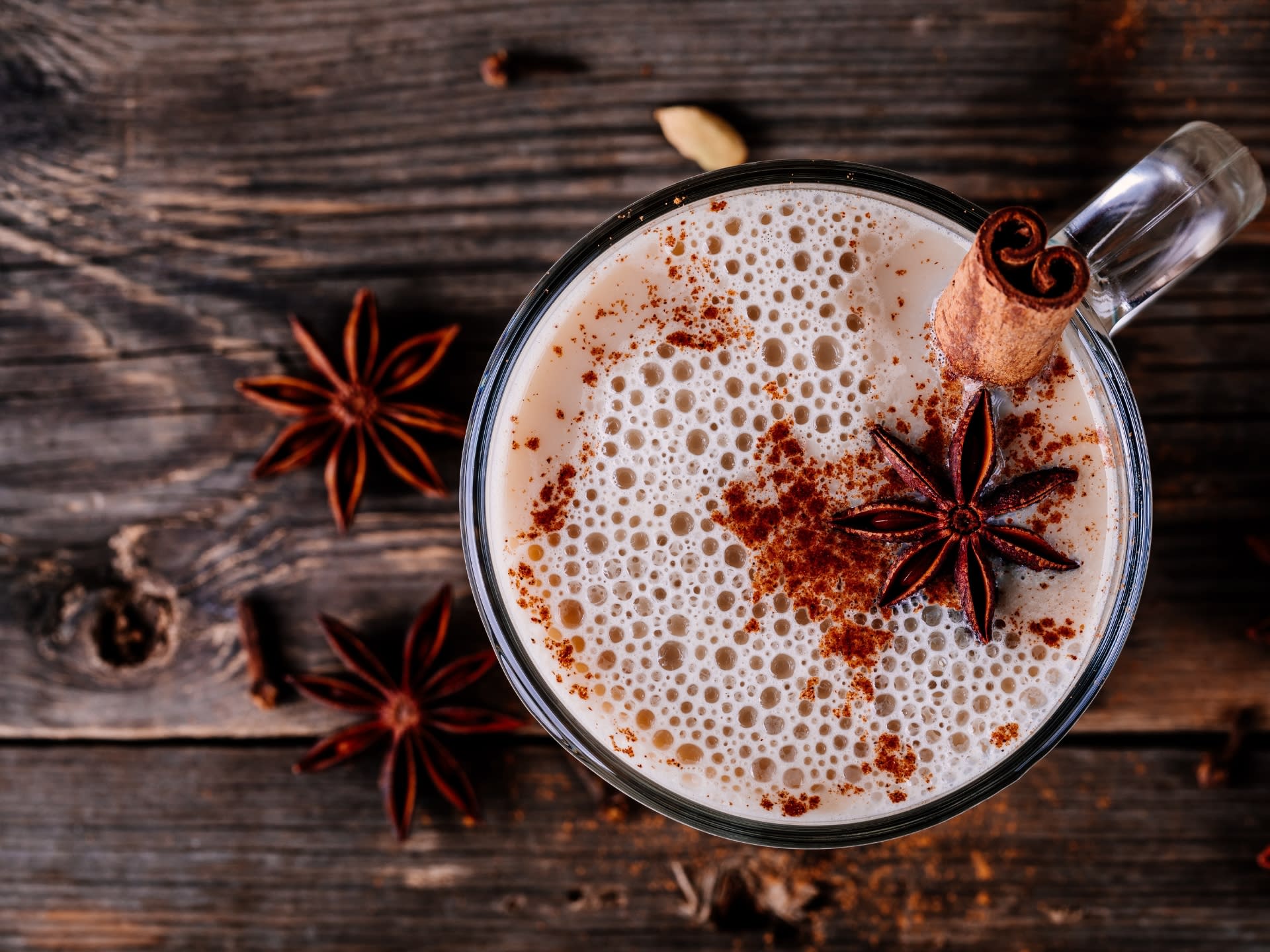 Fűszeres chai tea kardamom- és fahéjolajjal