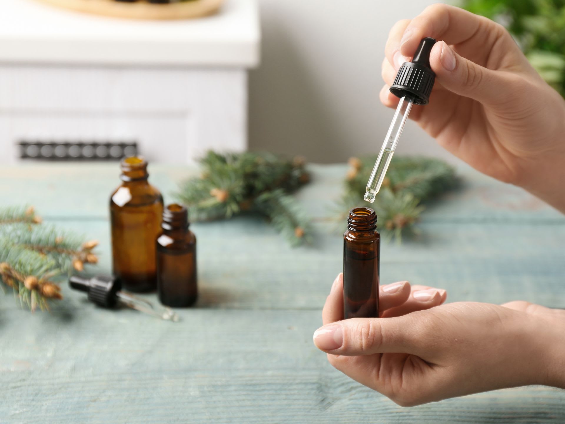 illóolajak keverése kis üvegekbe