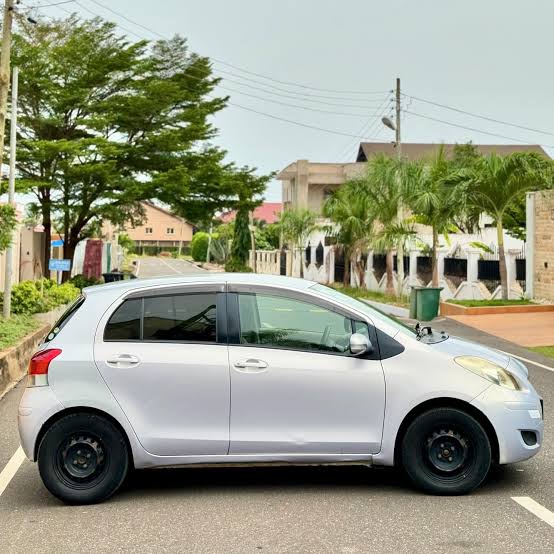 Thumbnail 2 of Toyota Vitz