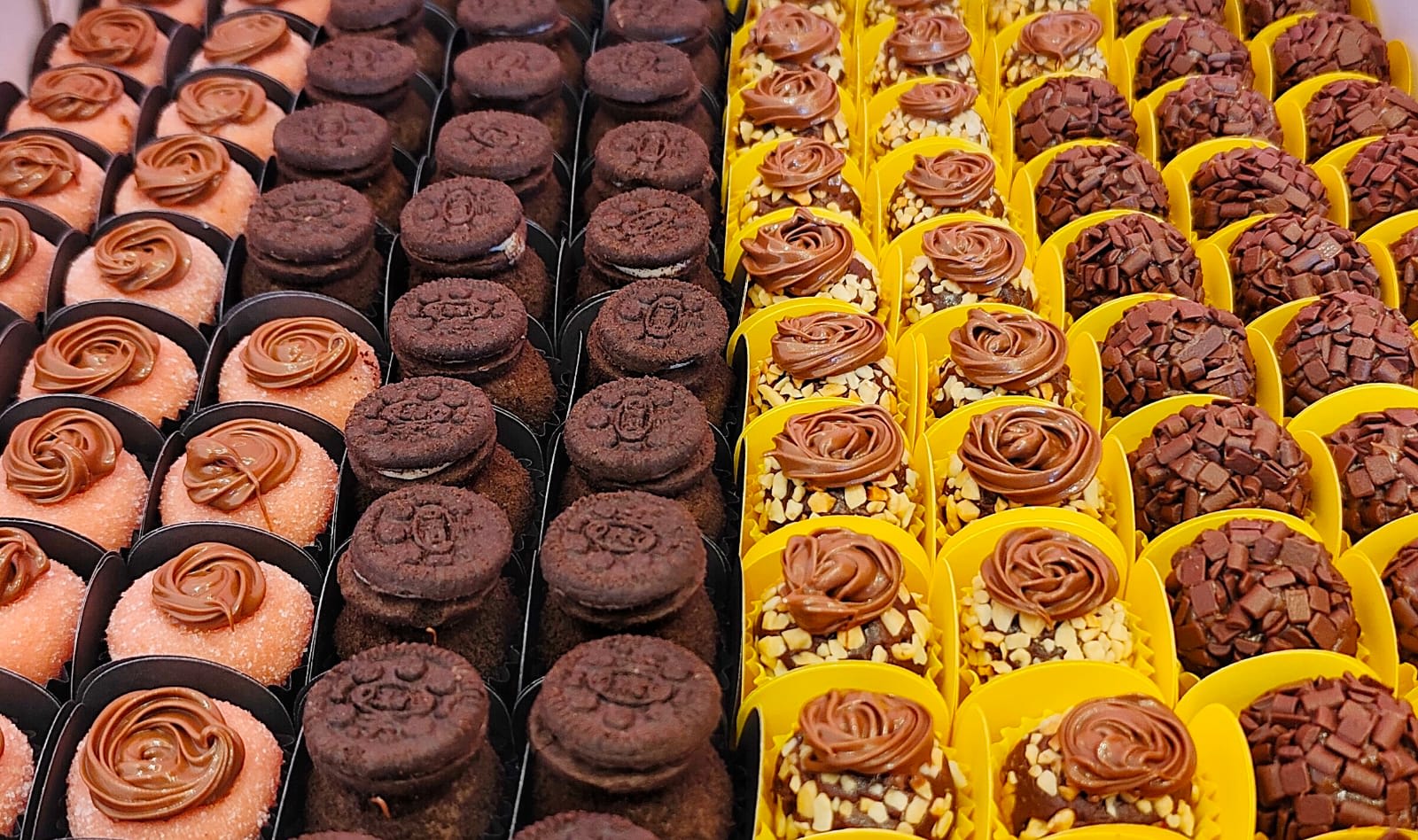 Brigadeiros gourmet enrolados da J. A. Doceria