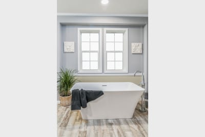 Dutch Diamond optional Radiant Spa Bath