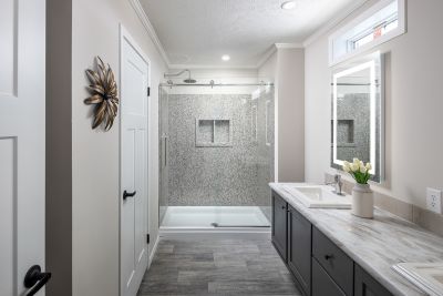 Skyline Homes Woodland - Orchid RH 2860 master bath