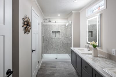 Skyline Homes Woodland - Orchid RH 2852 master bath