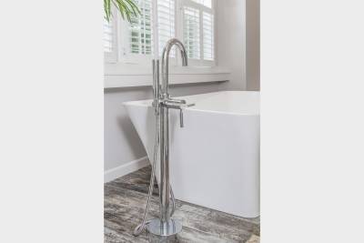 master bath tub 2