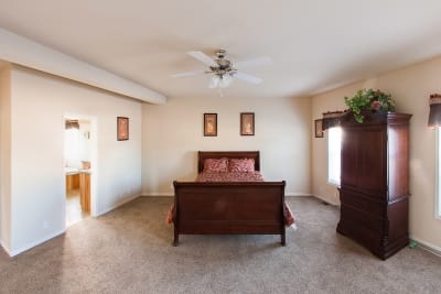 Huntington 887 master bedroom