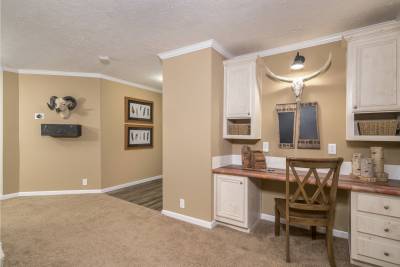 Ridgecrest 6010 foyer and desk