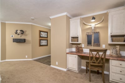 Ridgecrest 6010 foyer and desk