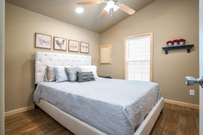 Park Model RV 522 master bedroom