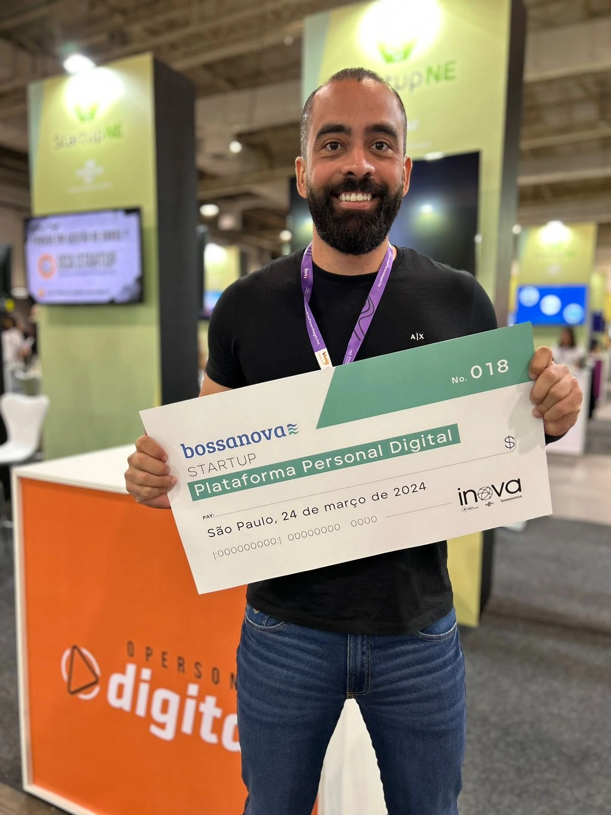 Inácio recebendo o cheque de investimento da Bossa Nova Investimentos.