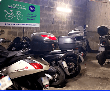 Plusieurs motos stationnées dans un parking.