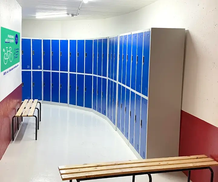 Vestiaires bleus.