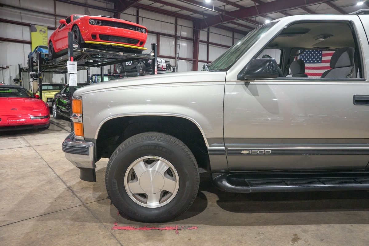 1999 Chevrolet K1500 Suburban LS — photo 1 of 39