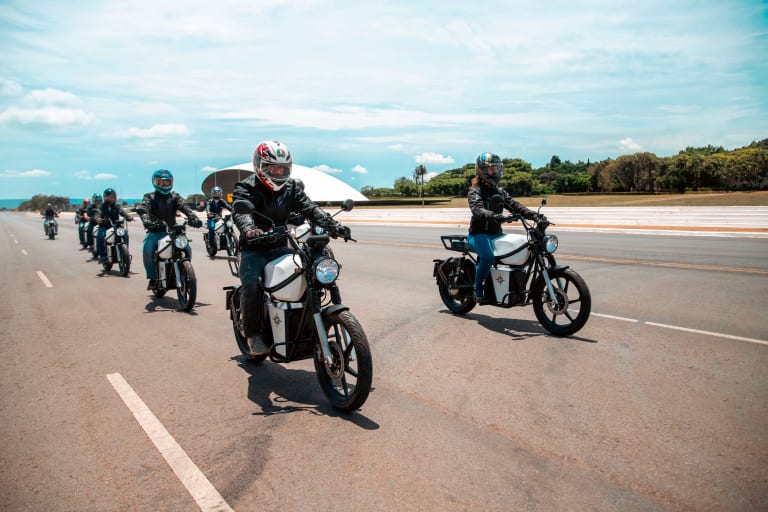 Motos Origem se deslocando em avenida de Brasília