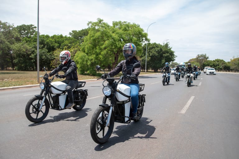 Motos Origem se deslocando em avenida de Brasília