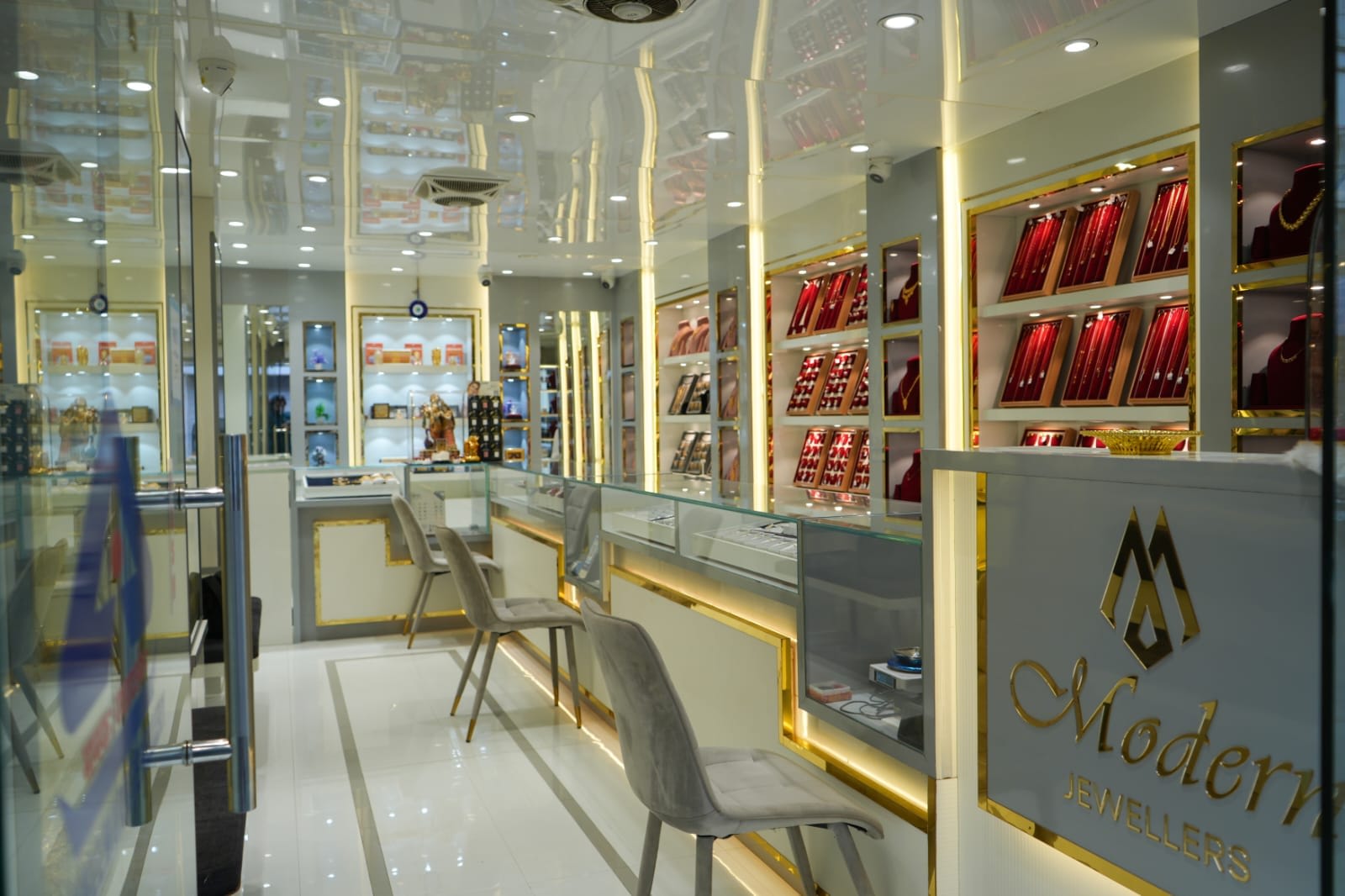 Jewellery display – Jewellers in Camp Pune