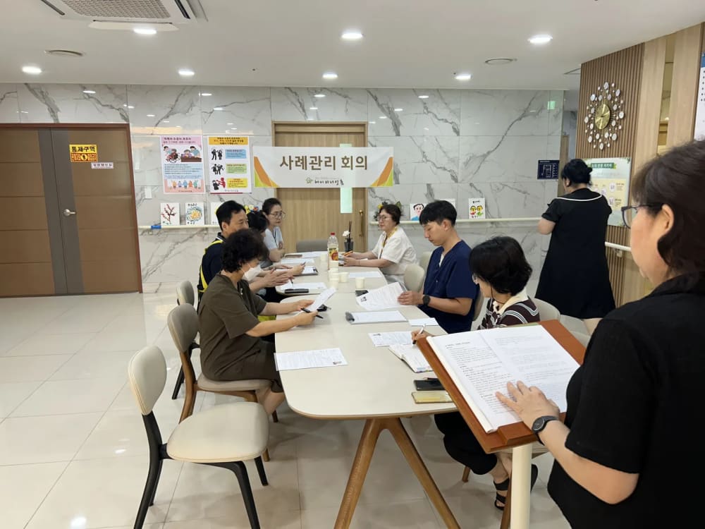 헤이리너싱홈 사례관리 회의 — 매일 아침 원장·간호사·사회복지사가 한자리에