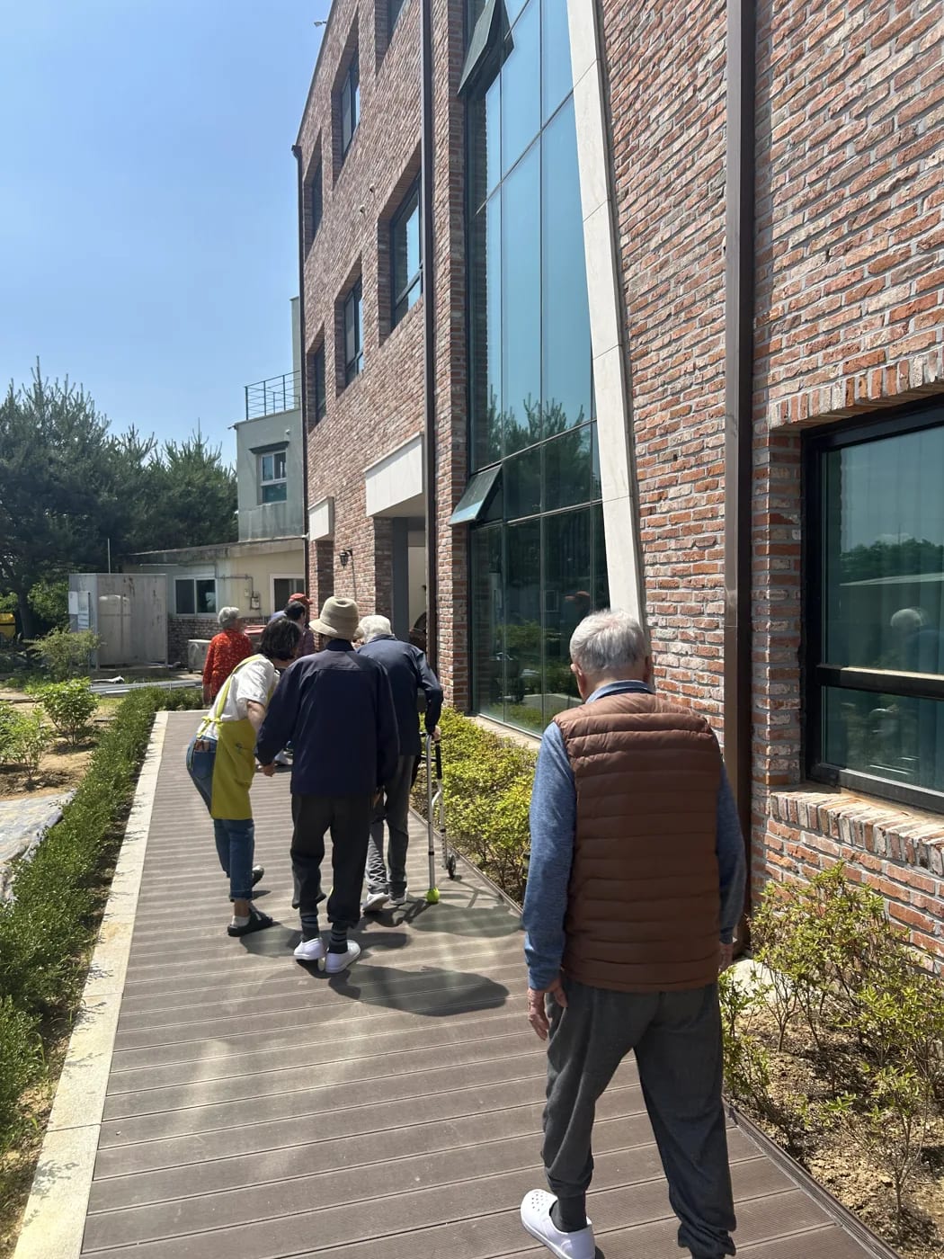 매일 아침 데크 산책 — 헤이리너싱홈