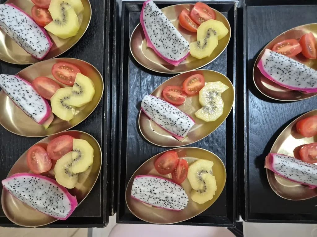 놋그릇에 차린 오후 간식 — 용과·골드키위·방울토마토