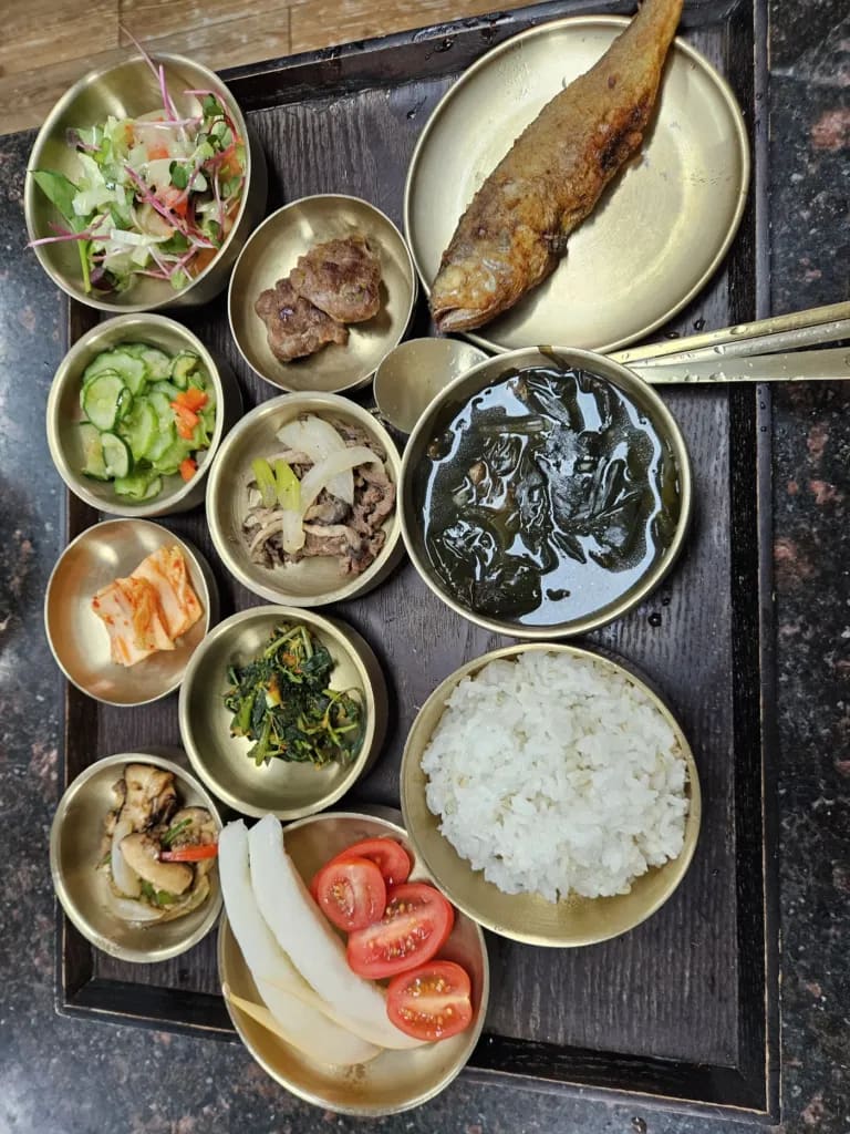 헤이리너싱홈 직영 주방 — 생선구이와 반찬 한상 차림