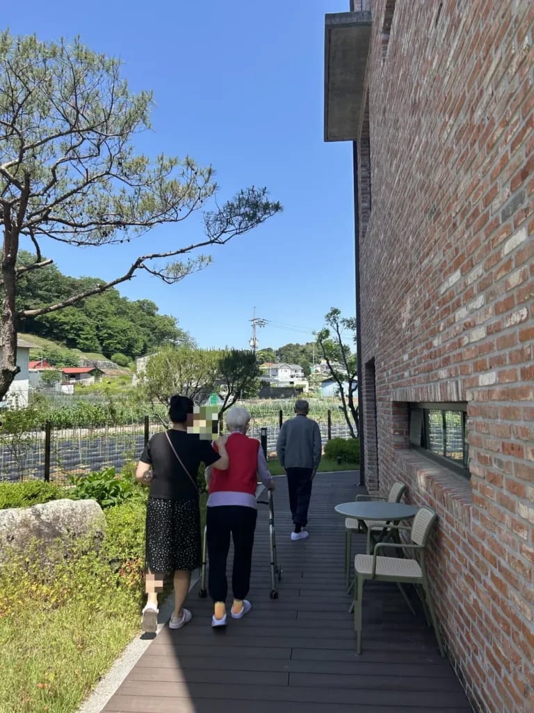 벽돌길 단체 산책 뒷모습(얼굴 블러)
