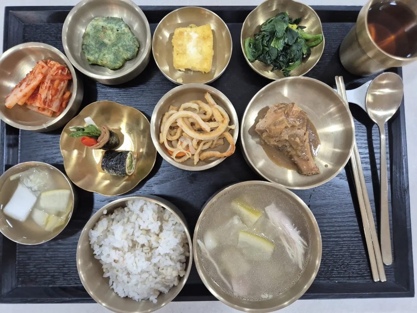 헤이리너싱홈 직영 주방에서 차린 놋그릇 한 상