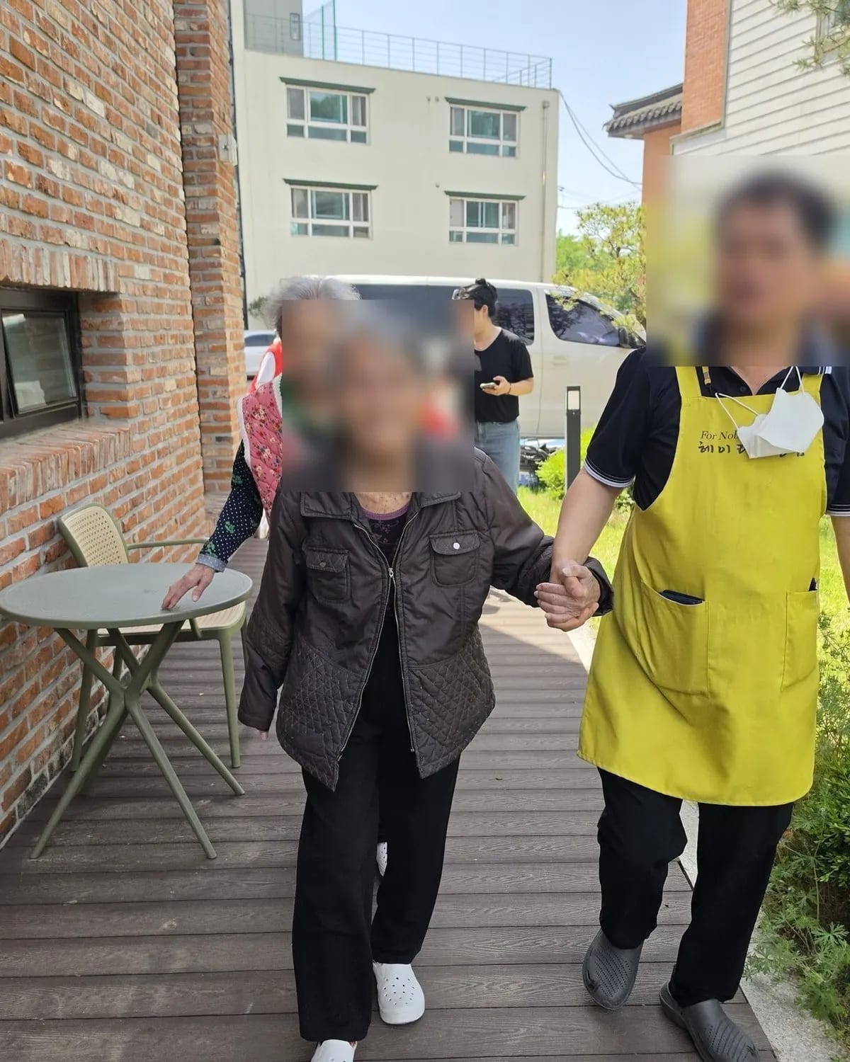 헤이리너싱홈 요양보호사가 어르신과 손을 잡고 데크를 걷는 매일 오전 10시 30분 산책
